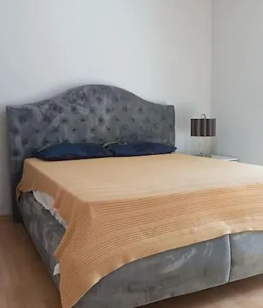 3 And Living Room, Centrally Located, Large *