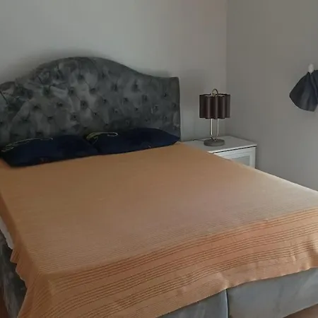 3 And Living Room, Centrally Located, Large *